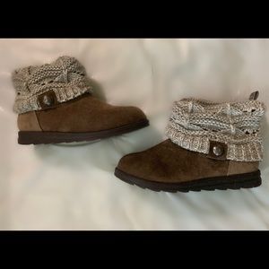 ANKLE BOOTS WITH KNITTED LAYER